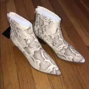 7.5 Cream Gray Snakeskin Ankle Booties Zip Up Low Stacked Wooden Heel Brand New